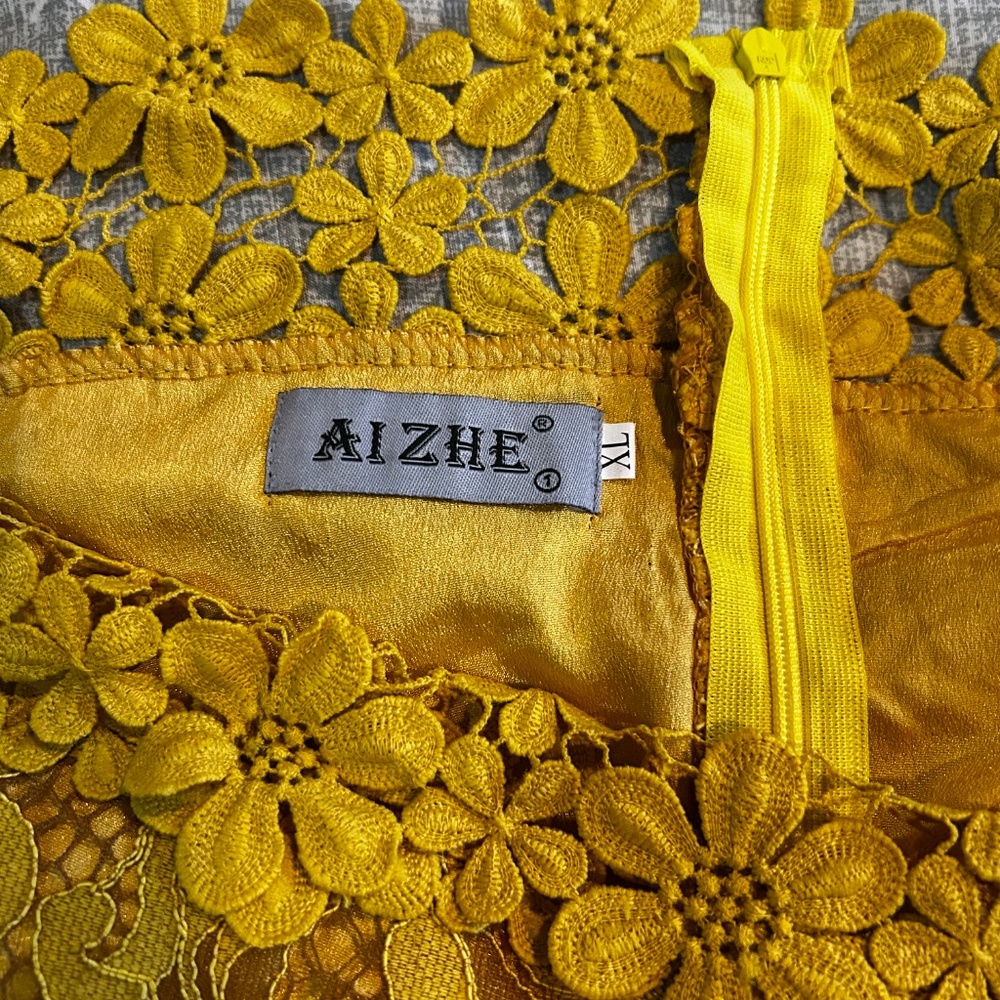Golden dress - Picture 6 of 7